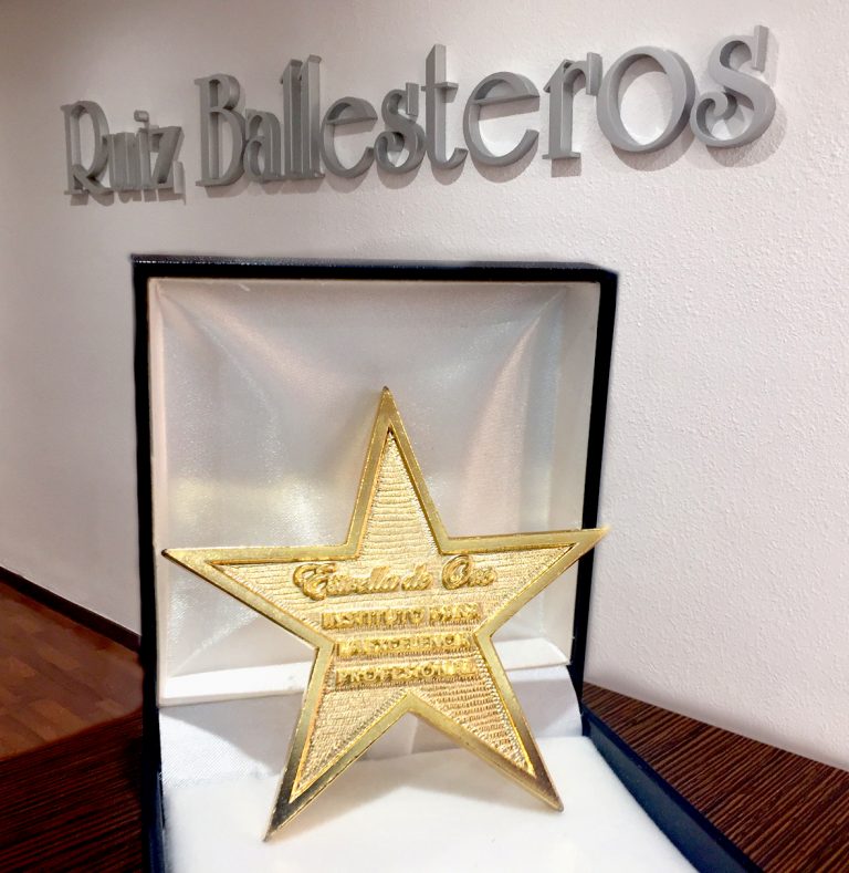 Estrella de Oro en reconocimiento al compromiso con la excelencia del despacho de Ruiz Ballesteros Abogados y Asesores Fiscales
