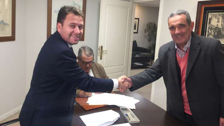 Jesús Ruiz Ballesteros y Juan Carrillo en la firma pública para la absorción de Juan Carrillo y Asesores SL por parte del despacho Ruiz Ballesteros Abogados y Asesores Fiscales