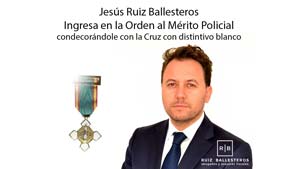 Se entrega a D. Jesús Ruiz Ballesteros la Cruz con distintivo blanco